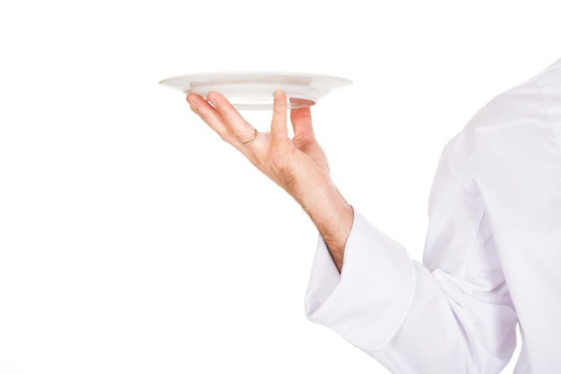 Ręka trzymająca talerz z jedzeniem